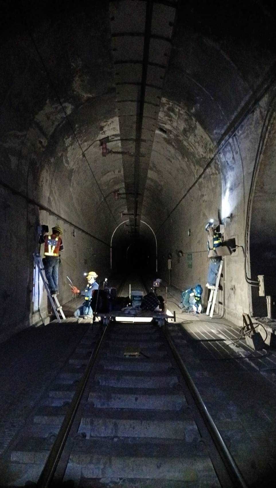 ▲▼台鐵太魯閣號出軌事故隧道設置紀念燈光。（圖／台鐵公司提供）