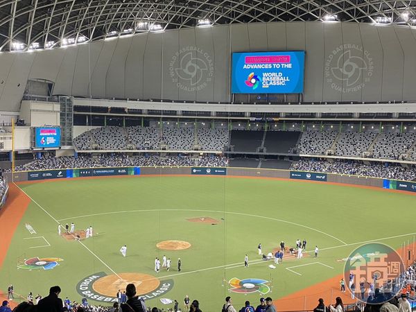 大巨蛋「漏水」問題頻躍上新聞版面。圖為大巨蛋內部。（本刊資料照）