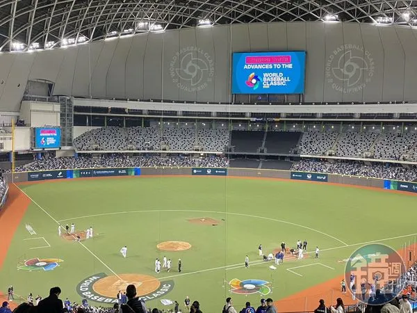 大巨蛋「漏水」問題頻躍上新聞版面。圖為大巨蛋內部。（本刊資料照）