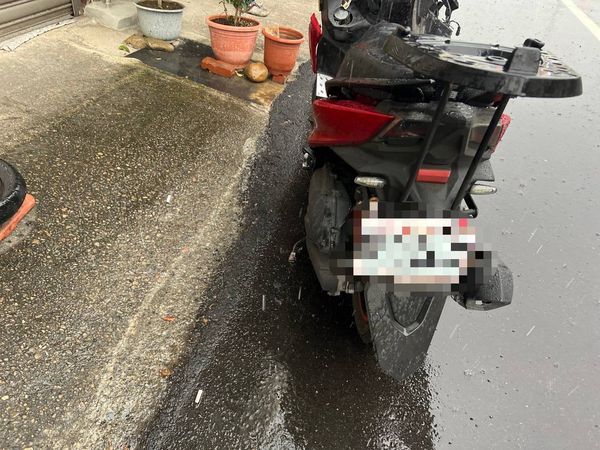 ▲彰化彰南路大雨，轎車與機車碰撞。（圖／警方提供）