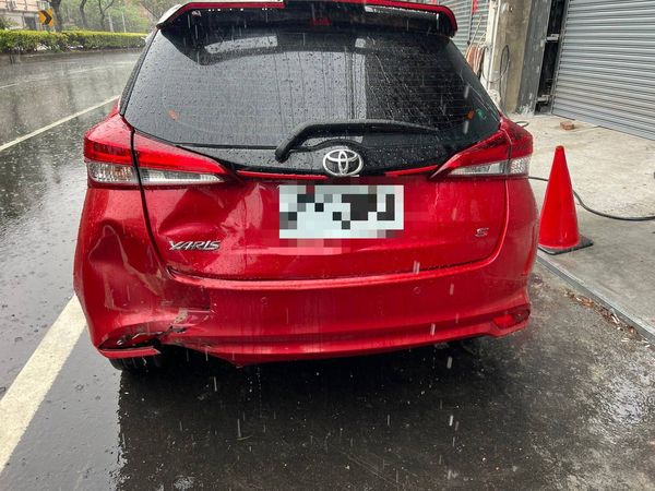 ▲彰化彰南路大雨，轎車與機車碰撞。（圖／警方提供）