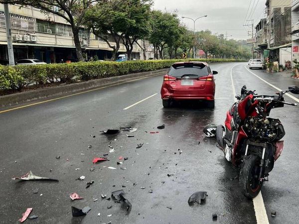 ▲彰化彰南路大雨，轎車與機車碰撞。（圖／警方提供）