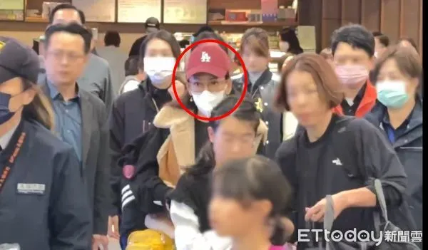 ▲陸配恩綺現身松山機場！移民署人員陪同　將提早搭機離境。（圖／民眾提供，下同）