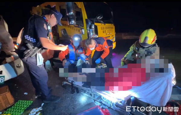 ▲國道3號北上305公里台南白河處，30日深夜10時26分許，發生1部貨車追撞前方載送雞蛋大貨車，陳姓貨車駕駛受困，消防人員搶救送醫。（圖／記者林東良翻攝，下同）