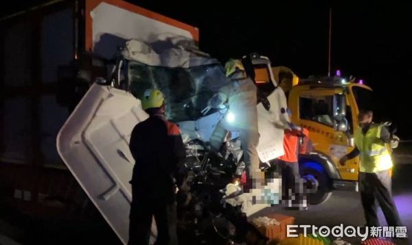 ▲國道3號北上305公里台南白河處，30日深夜10時26分許，發生1部貨車追撞前方載送雞蛋大貨車，陳姓貨車駕駛受困，消防人員搶救送醫。（圖／記者林東良翻攝，下同）