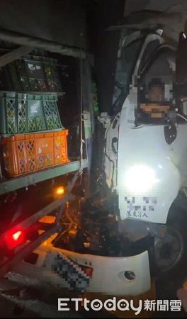 ▲國道3號北上305公里台南白河處，30日深夜10時26分許，發生1部貨車追撞前方載送雞蛋大貨車，陳姓貨車駕駛受困，消防人員搶救送醫。（圖／記者林東良翻攝，下同）