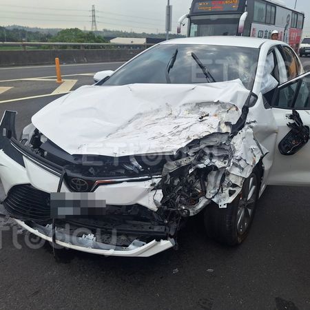 ▲▼      台88轎車撞緩撞車，駕駛送醫       。（圖／民眾提供）