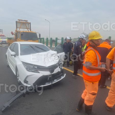 ▲▼      台88轎車撞緩撞車，駕駛送醫       。（圖／民眾提供）