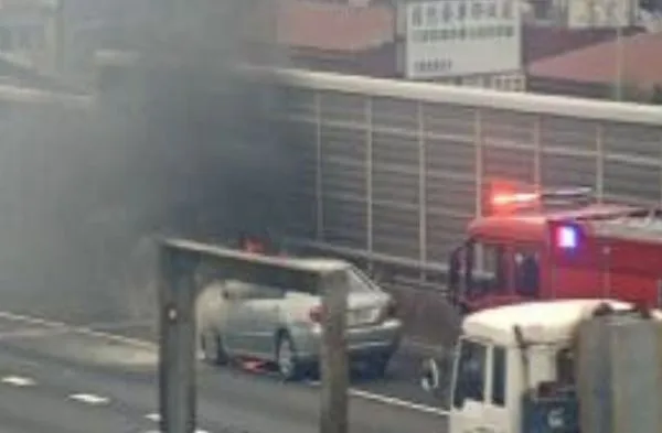 ▲▼國道火燒車             。（圖／記者吳世龍翻攝）