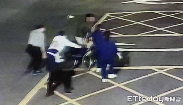 ▲台南新樓醫院急診護理師迅速反應，協助倒地不起的病患，迅速送入急診處，急診醫療團隊成功搶救轉入加護病房。（圖／記者林東良翻攝，下同）