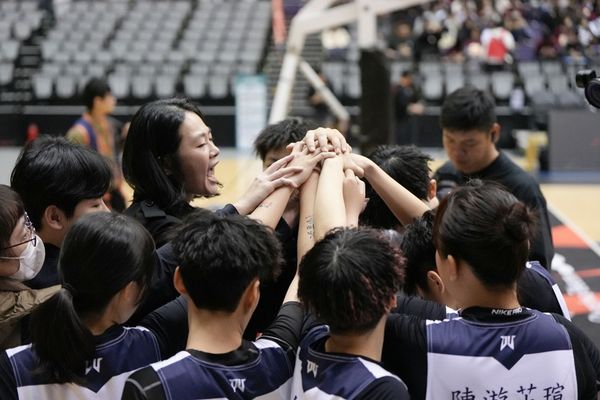 圖二：世新女籃總教練林紀妏感性表示，這些球員在她心中早已是無可取代的冠軍。（圖／世新大學提供）