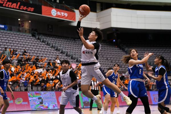 圖三：世新女籃中鋒蔡佑蓮在四強賽中多次上演精彩高難度得分，展現核心價值。（圖／世新大學提供）