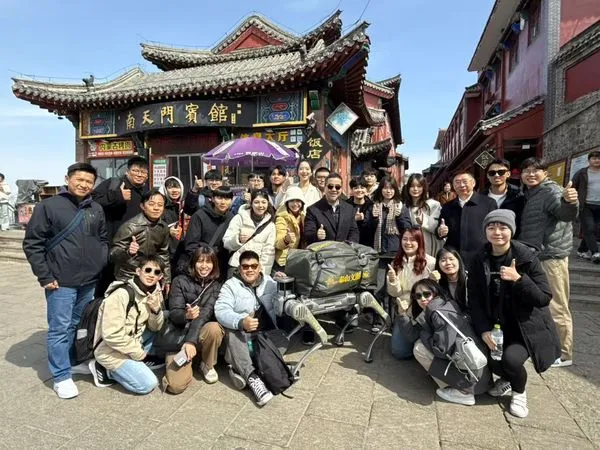 ▲▼  大九學堂登泰山、機器狗背東西           。（圖／馬英九基金會提供）