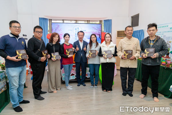 ▲▼  嘉義縣旅宿業親子友善升級 翁章梁頒贈示範點標章   。（圖／嘉義縣政府提供）