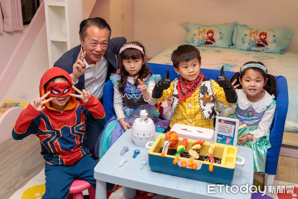 ▲▼  嘉義縣旅宿業親子友善升級 翁章梁頒贈示範點標章   。（圖／嘉義縣政府提供）