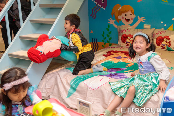 ▲▼  嘉義縣旅宿業親子友善升級 翁章梁頒贈示範點標章   。（圖／嘉義縣政府提供）