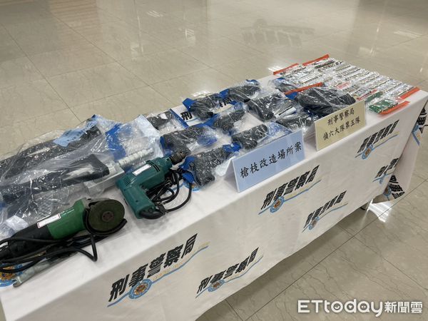 ▲警政署長張榮興31日到刑事局視察全國警察掃黑成果 。（圖／記者張君豪翻攝）