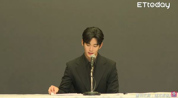 ▲金秀賢哭一半「拿水喝、翻稿子」　李怡貞虧討拍：真的沒在演。（圖／達志影像／AP，下同）