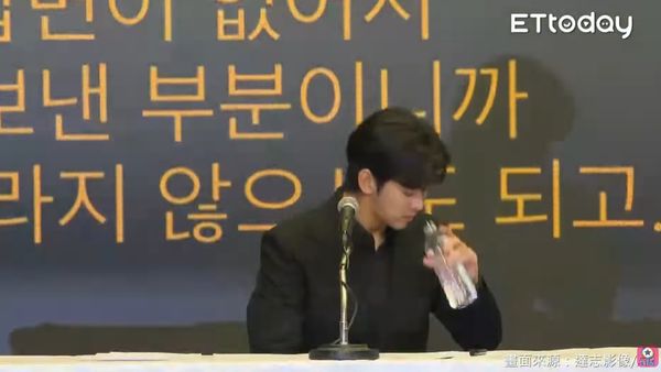 ▲金秀賢哭一半「拿水喝、翻稿子」　李怡貞虧討拍：真的沒在演。（圖／達志影像／AP，下同）