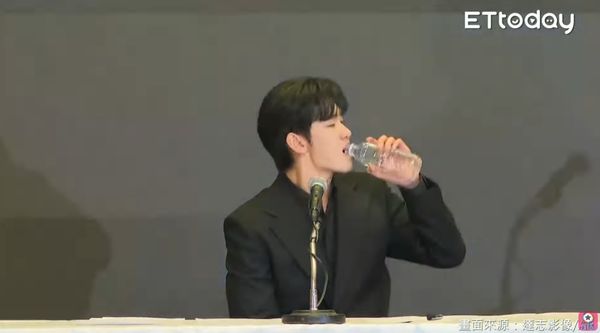 ▲金秀賢哭一半「拿水喝、翻稿子」　李怡貞虧討拍：真的沒在演。（圖／達志影像／AP，下同）