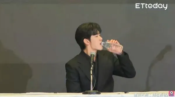 ▲金秀賢哭一半「拿水喝、翻稿子」　李怡貞虧討拍：真的沒在演。（圖／達志影像／AP，下同）