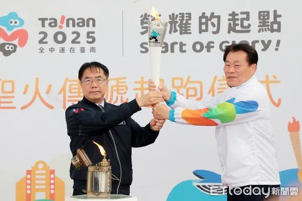 ▲台南市政府舉行「2025年全中運聖火本島傳遞起跑儀式」，由市長黃偉哲親自主持，並將象徵榮耀與希望的聖火交接給大會聖火隊代表體育局長陳良乾。（圖／記者林東良翻攝，下同）