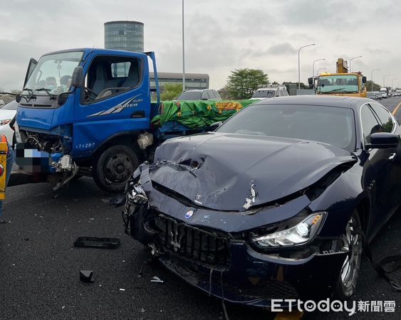 ▲▼哭了！國1大雅段小貨車撞上瑪莎拉蒂　海神車頭全爛掉恐慘賠。（圖／民眾提供）