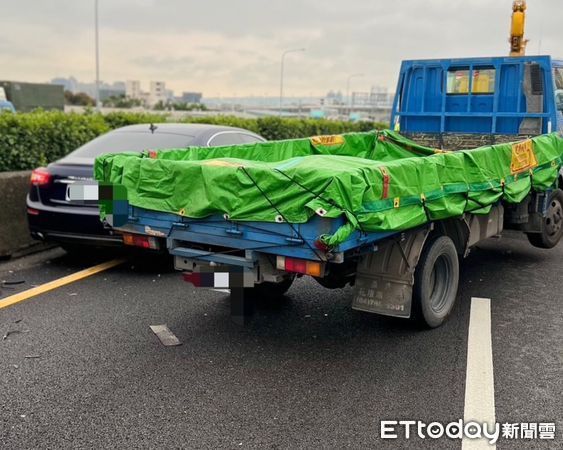 ▲▼哭了！國1大雅段小貨車撞上瑪莎拉蒂　海神車頭全爛掉恐慘賠。（圖／民眾提供）