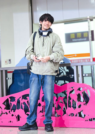 ▲▼  赤楚衛二抵台了！松山機場寵粉合照　車上回味慶生影片。（圖／天馬行空提供）