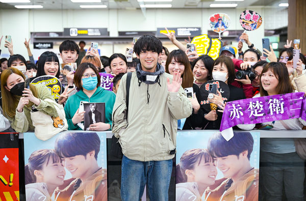 ▲▼  赤楚衛二抵台了！松山機場寵粉合照　車上回味慶生影片。（圖／天馬行空提供）