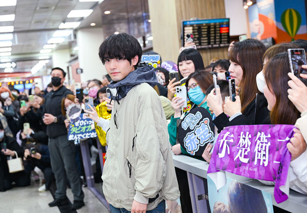 ▲▼  赤楚衛二抵台了！松山機場寵粉合照　車上回味慶生影片。（圖／天馬行空提供）