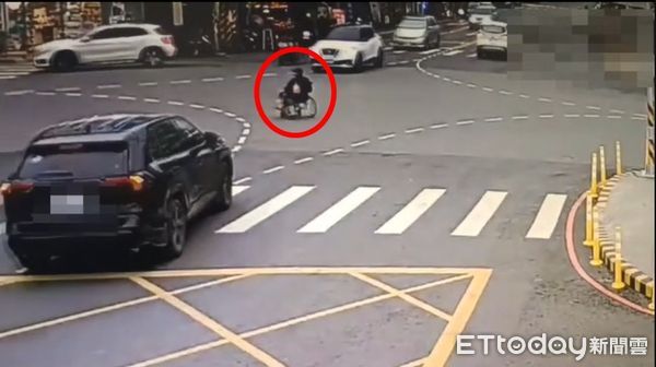 ▲南投輪椅伯「闖紅燈倒退嚕」，驚險畫面曝光。（圖／記者高堂堯翻攝，下同）