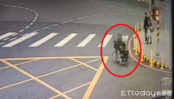 ▲南投輪椅伯「闖紅燈倒退嚕」，驚險畫面曝光。（圖／記者高堂堯翻攝，下同）