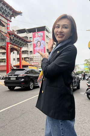 ▲▼民進黨立委、高雄市長參選人邱議瑩在高雄街頭掛上新看板。（圖／邱議瑩臉書）