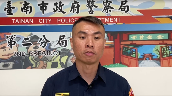 ▲有網友在網路社群PO出影片，畫面中是多位警察在台南市中西區五妃街緝捕犯嫌，市警二分局表示係緝獲詐欺車手及監控手，保住被害人現金100萬元。（圖／翻攝自Threads／_xu_528）