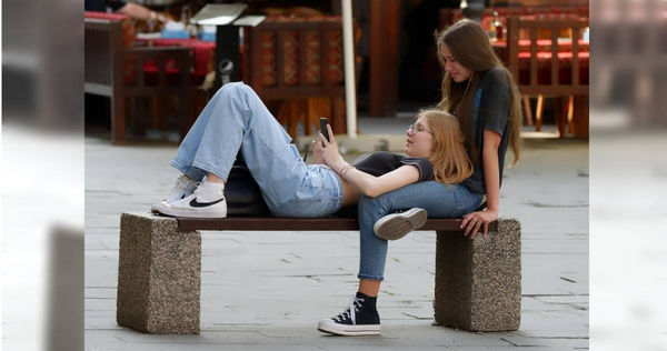 女子不滿同性戀人的父母嫌棄她基因不好，發文求助其他網友。（示意圖／Pixabay）