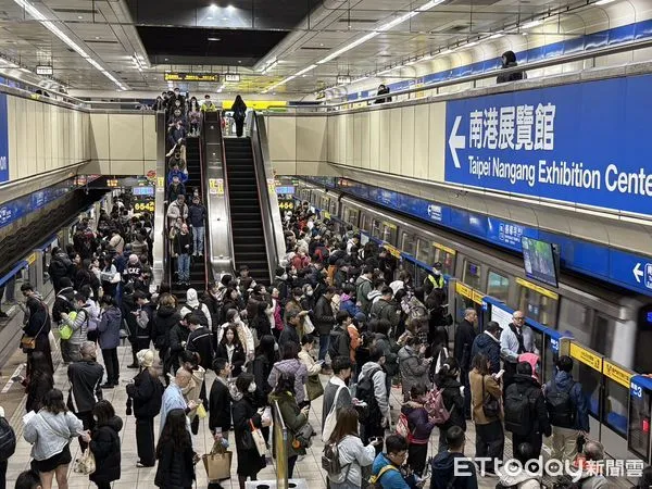 ▲▼北捷板南線31日傍晚發生異常，大量乘客滯留月台等不到車。（圖／民眾提供）