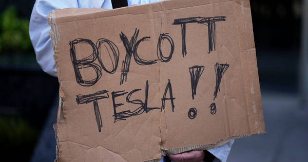 法國民眾在巴黎特斯拉門市展開抵制活動。（示意圖／達志／美聯社）