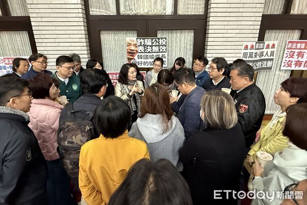 ▲▼民進黨團續守議場大門 吳思瑤說明對策 立法院院會。（圖／記者屠惠剛攝）