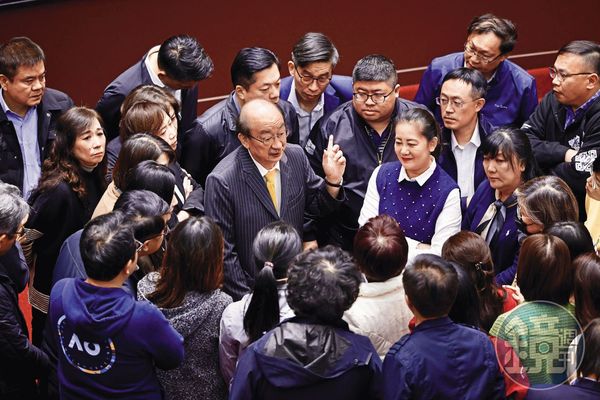 民進黨團目前有8區域立委的罷免案進入第二階段連署。