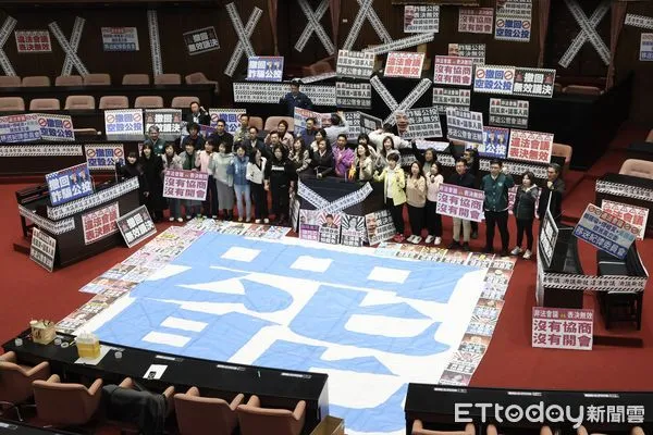 ▲民進黨團持續佔領議場 立法院院會。（圖／記者屠惠剛攝）