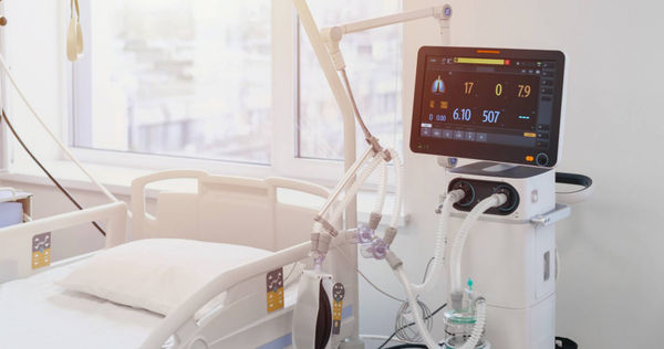 一名癌末老人躺在加護病房，早已神智不清，但家屬為了領年金，要求醫生「別讓他死」。（示意圖／翻攝自photoAC）