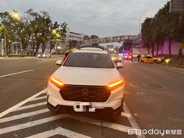 ▲▼             高雄計程車司機酒駕載客，在高速公路閘道發生車禍。（圖／記者吳世龍翻攝，下同）