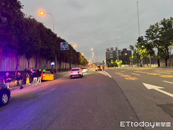 ▲▼             高雄計程車司機酒駕載客，在高速公路閘道發生車禍。（圖／記者吳世龍翻攝，下同）