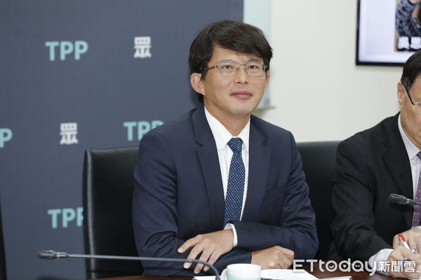 ▲▼民眾黨黨團召開「不要懷疑民進黨立委 護航弊案的決心」記者會，總召黃國昌、副總召張啟楷、立委麥玉珍、劉書彬出席。（圖／記者湯興漢攝）