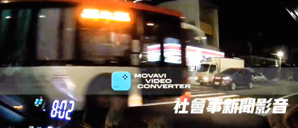 ▲有網友在網路社群PO出影片，畫面中是網友駕車行經台南市中正南路3段與大潭一街路口時，有1部台南公車闖紅燈，嚇得綠燈直行網友急煞車，歸仁分局、交通局將開罰。（圖／翻攝自社會事新聞影音，下同）