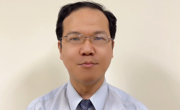 ▲有網友在網路社群PO出影片，畫面中是網友駕車行經台南市中正南路3段與大潭一街路口時，有1部台南公車闖紅燈，嚇得綠燈直行網友急煞車，歸仁分局、交通局將開罰。（圖／翻攝自社會事新聞影音，下同）