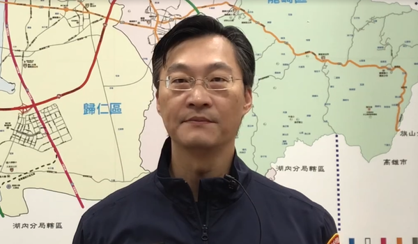 ▲有網友在網路社群PO出影片，畫面中是網友駕車行經台南市中正南路3段與大潭一街路口時，有1部台南公車闖紅燈，嚇得綠燈直行網友急煞車，歸仁分局、交通局將開罰。（圖／翻攝自社會事新聞影音，下同）