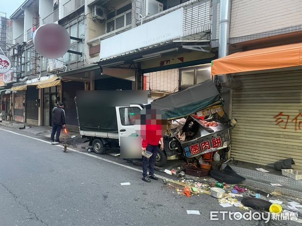 ▲▼張姓女今晨開著小貨車行經阿蓮區中正路時，疑似精神不濟，失控擦撞路旁的蔥油餅攤車，導致朱姓女員工手部挫傷。（圖／記者吳世龍翻攝）