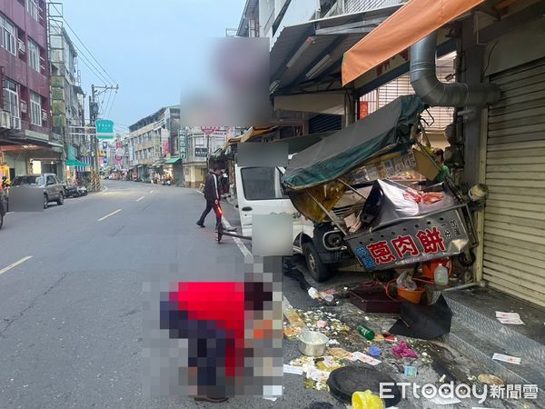 ▲▼張姓女今晨開著小貨車行經阿蓮區中正路時，疑似精神不濟，失控擦撞路旁的蔥油餅攤車，導致朱姓女員工手部挫傷。（圖／記者吳世龍翻攝）